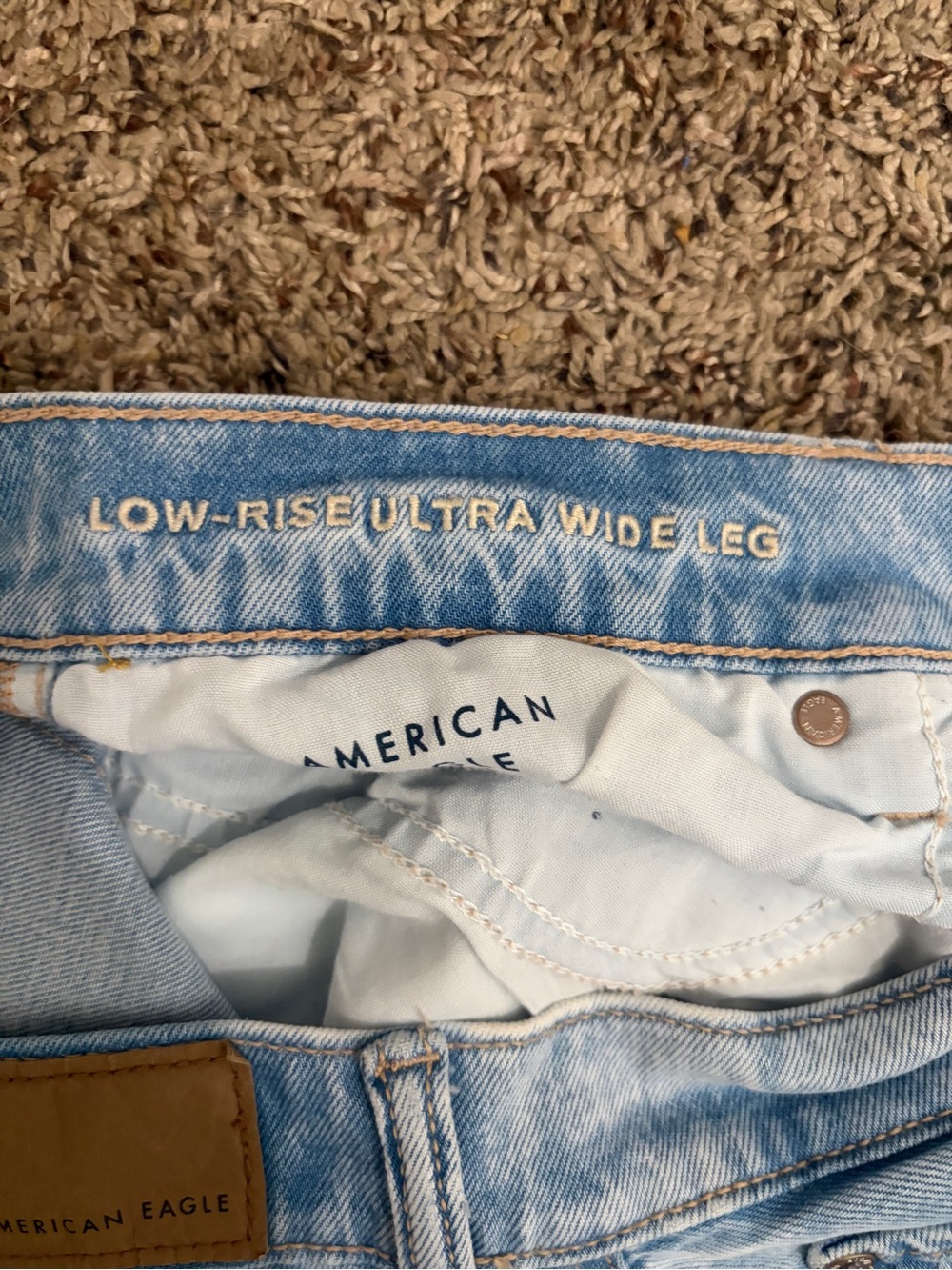 American Eagle Strigid Low-Rise Ultra Wide Leg Jeans Size 4 Light Wash - Picture 8 of 9